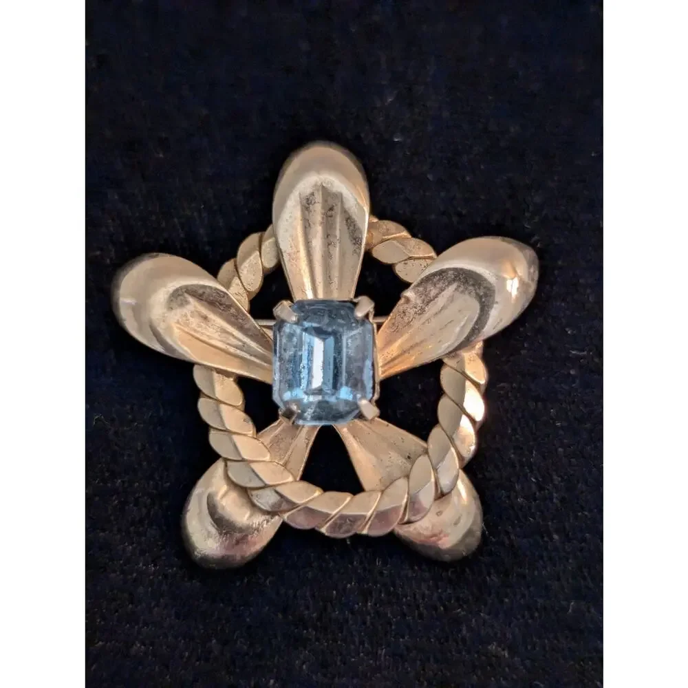 Vintage Gold Tone Emerald Cut Light Blue Stone Rope Flower Brooch